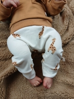 Baggy pants offwhite met giraffen